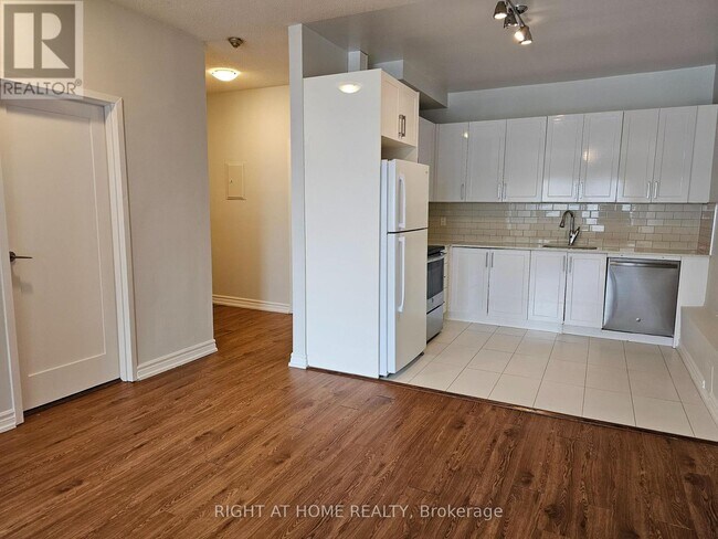 Photo du bâtiment - 1801 Eglinton Ave W