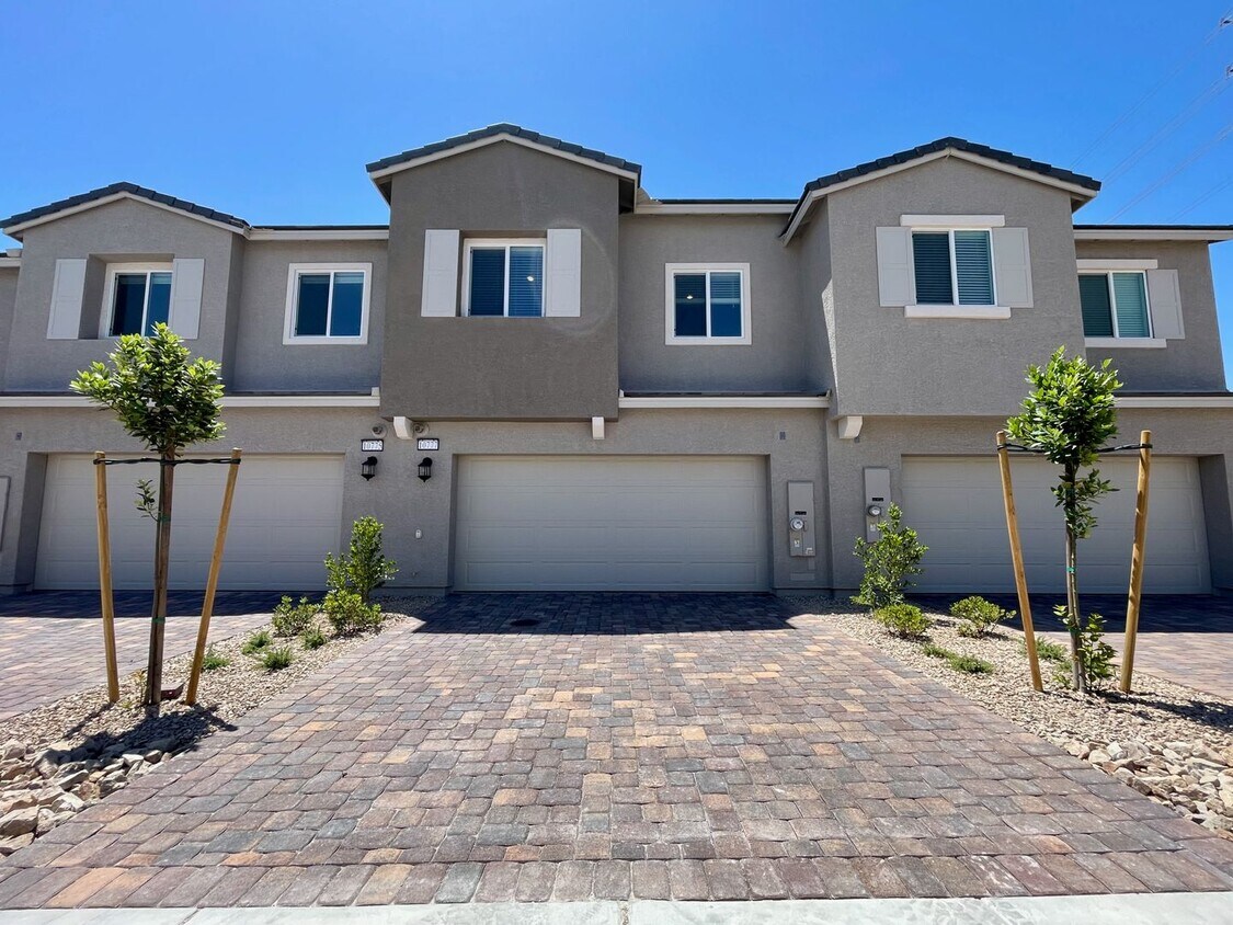 Primary Photo - Gated 3 Bed, 2.5 Bath, 2 Car Garage Townho...