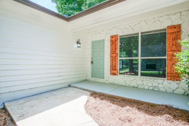 Building Photo - 3137 Glen Hollow Dr