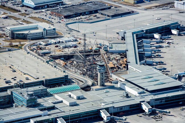 L’aéroport international Montréal–Pierre-Elliott-Trudeau se trouve à côté de Côte Saint-Luc.