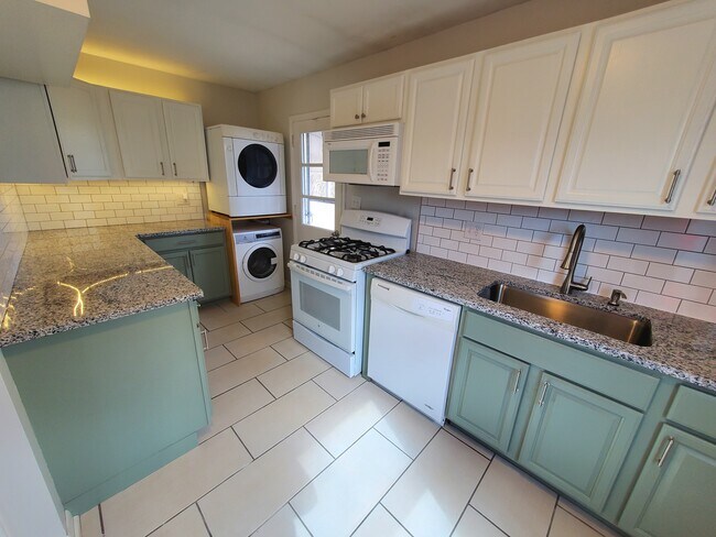 Building Photo - 3686 Eisenhower Rd