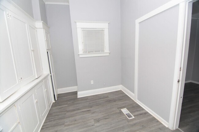 Building Photo - Charming 4-Bedroom Home with Modern Amenit...