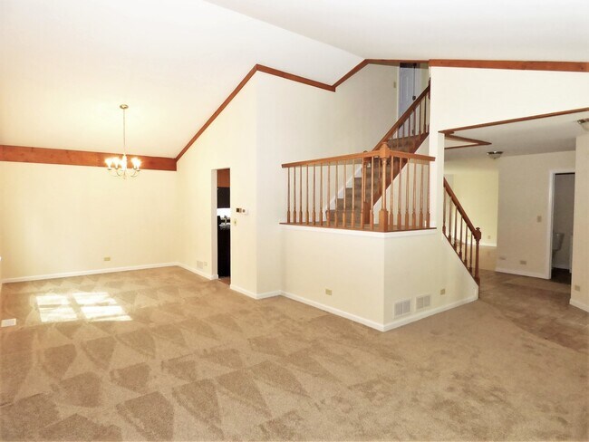 Building Photo - 341 Wooded Knoll Dr