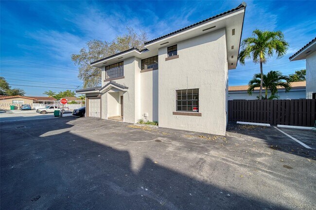 Building Photo - 821 NW 33rd Ave