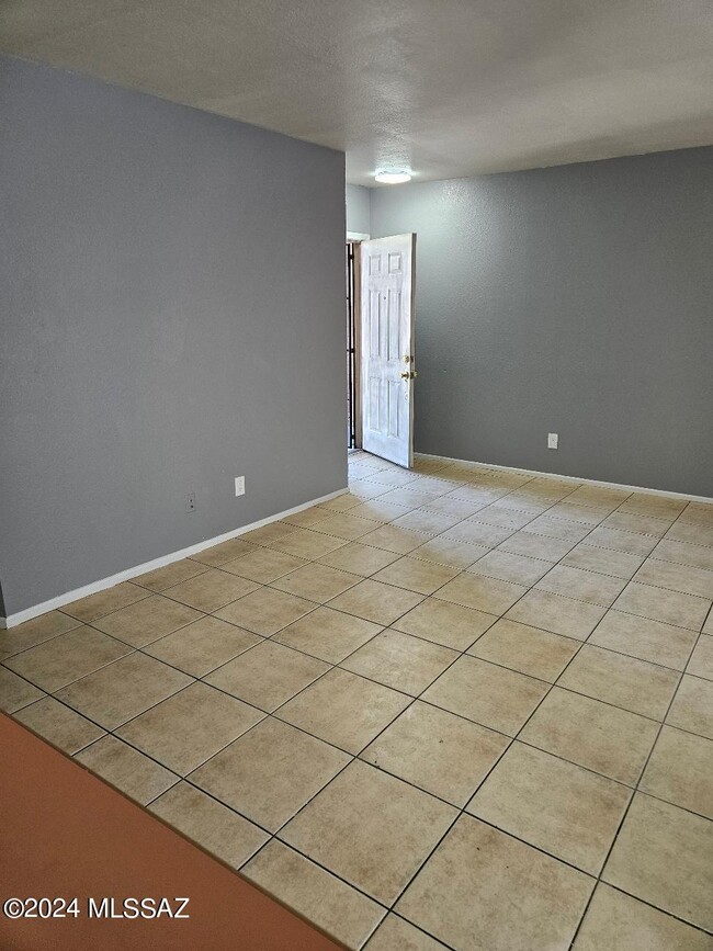 Building Photo - 1693 W Midvale Village Dr