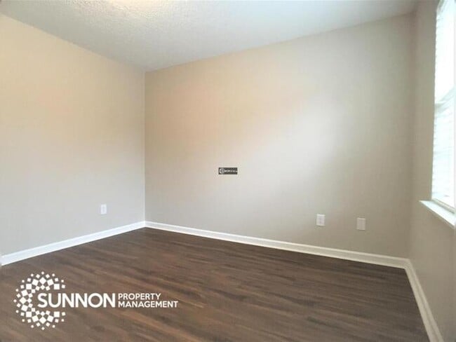 Building Photo - Beautiful End Unit Townhome in Mallard Creek!