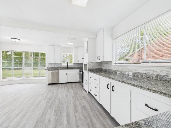 Building Photo - 5814 Fontenelle Dr