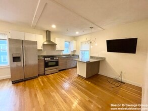 Building Photo - 128 Hillside St