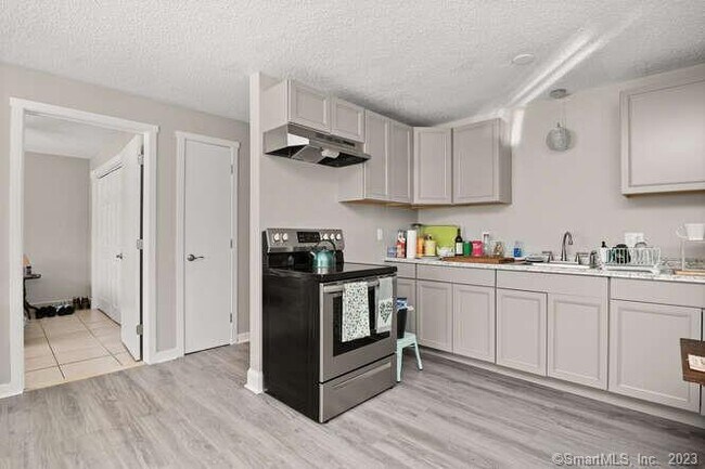 Foto del edificio - 298 Old Waterbury Rd