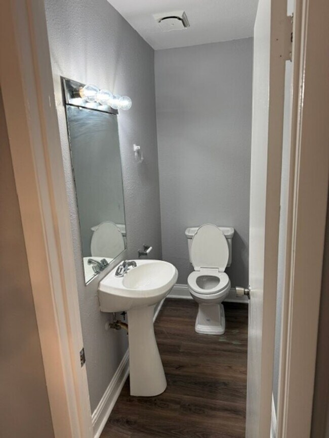 Foto del edificio - Two Bedroom One and a Half bath
