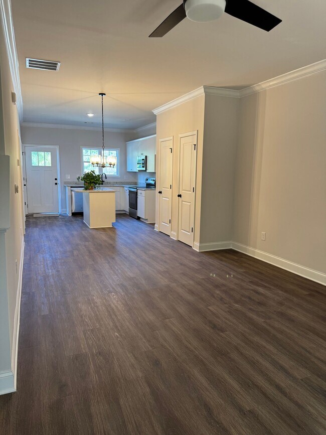 Building Photo - Luxury Lakeview Living Just Minutes from D...