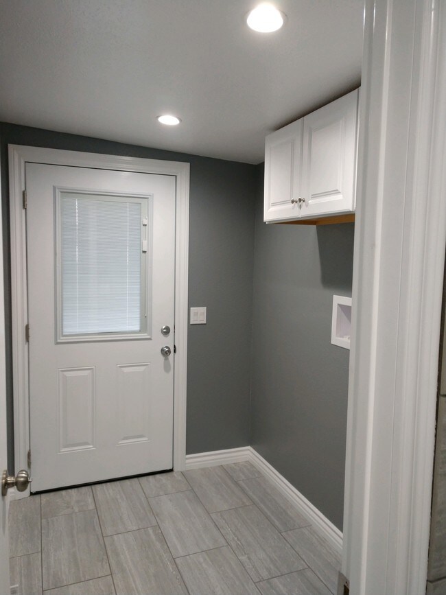 Laundry room - 7306 Amestoy Ave
