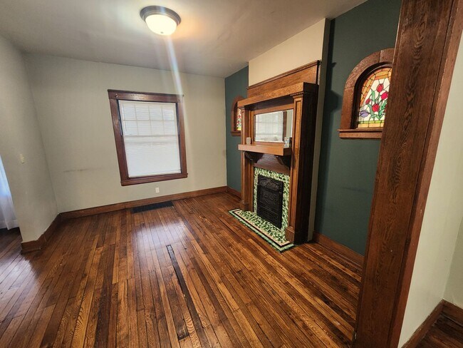 Foto del edificio - Welcome Home to Ohio City's Historic Charm!