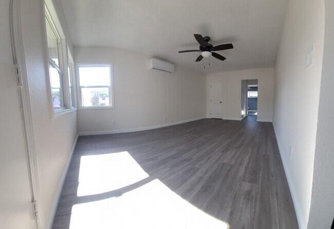 Building Photo - 731 1/2 Via Altamira