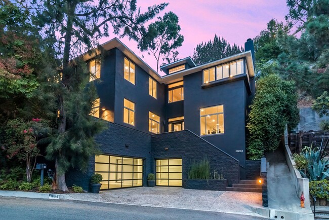 Building Photo - 1604 Sunset Plaza Dr