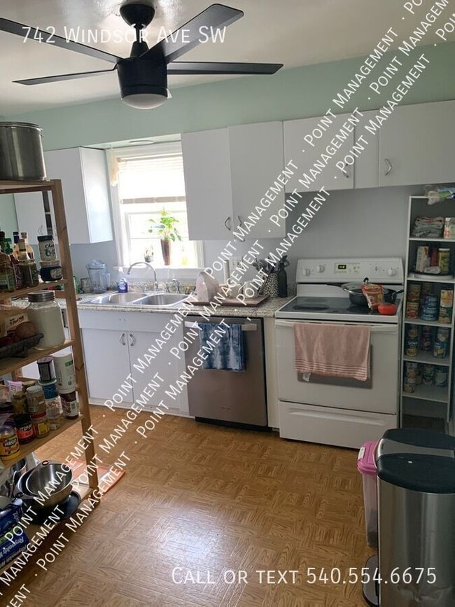 Foto del edificio - 742 Windsor Ave SW