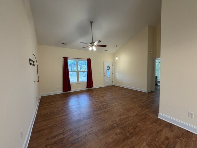 Foto del edificio - 4 BR Home in Quiet Neighborhood