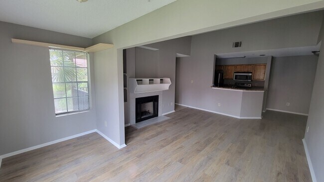 Foto del edificio - Gated, Updated 2 bedroom, 1 bath Condo in ...