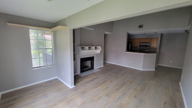 Building Photo - Updated 2 bedroom, 1 bath Condo in Oasis P...