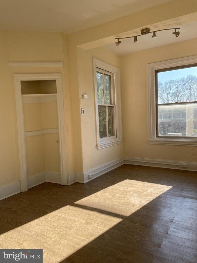 Building Photo - 516 W Queen Ln