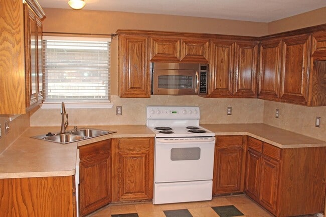 Building Photo - 4 Bedroom 2 Bath home for Lease