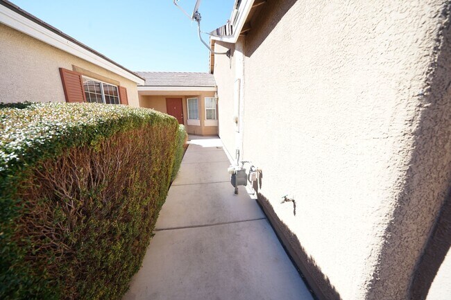 Foto del edificio - SHOWINGS AVAILABLE NOW