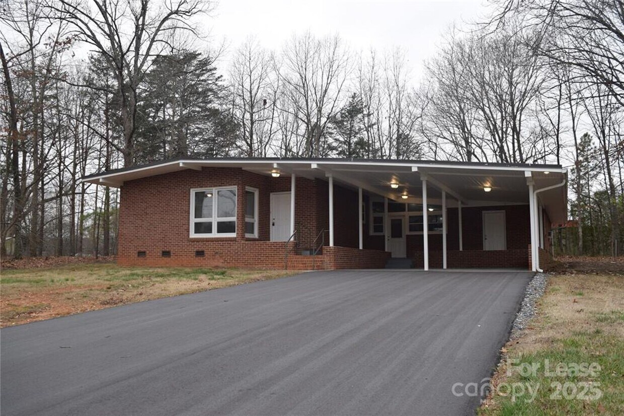 Foto principal - Charming 3 Bed 2 Bath Brick Home with Reno...