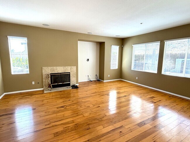 Foto del edificio - Executive Style Vista Home at an Affordabl...
