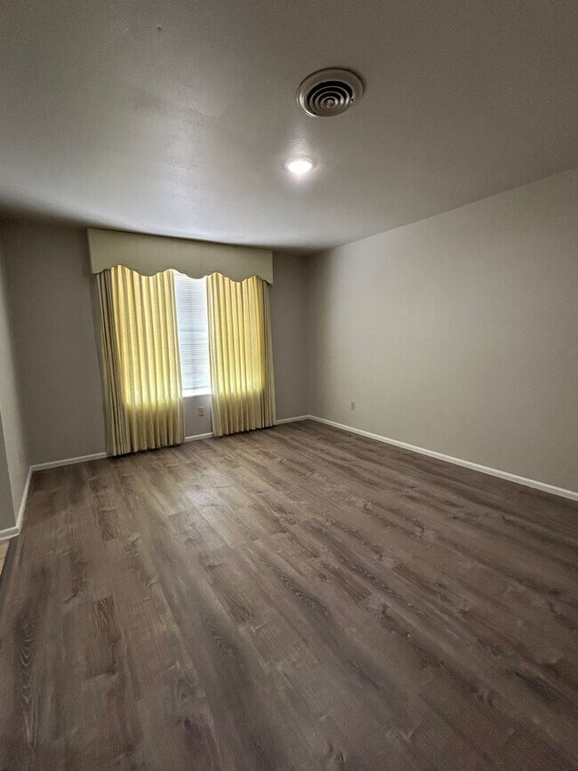 Building Photo - Need more space?  This house is for you!!!!!