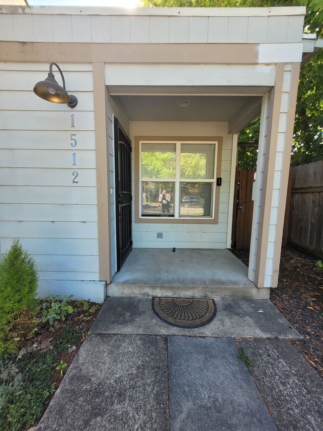 Building Photo - Spacious 1bd, semi-detached apartment for ...