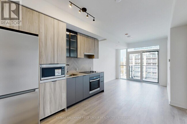 Building Photo - 1037 The Queensway