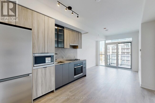 Photo du bâtiment - 1037 The Queensway