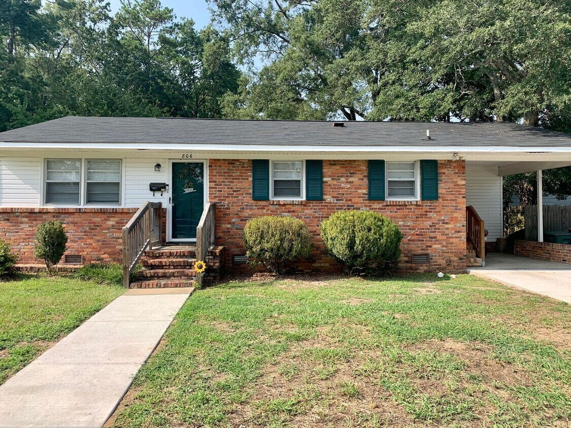 Foto principal - 3-bedroom, 2-bath home