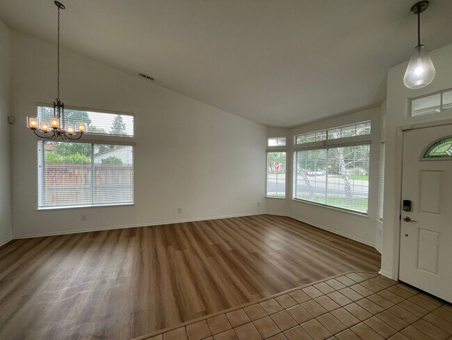 Building Photo - 3br/2ba Home on corner lot