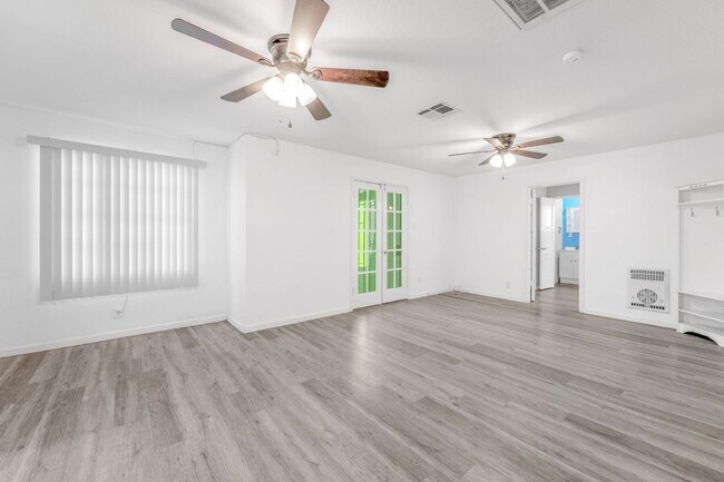 Building Photo - Luxury Home in Downtown Las Vegas!