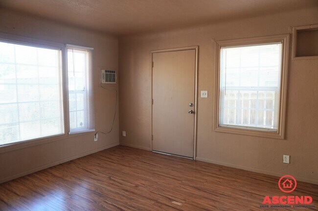 Foto del edificio - 2911/2915 Peerless Ave