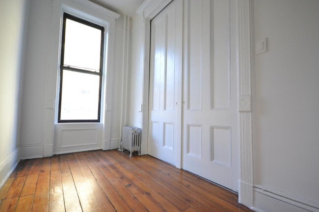 Building Photo - 285 Hart St