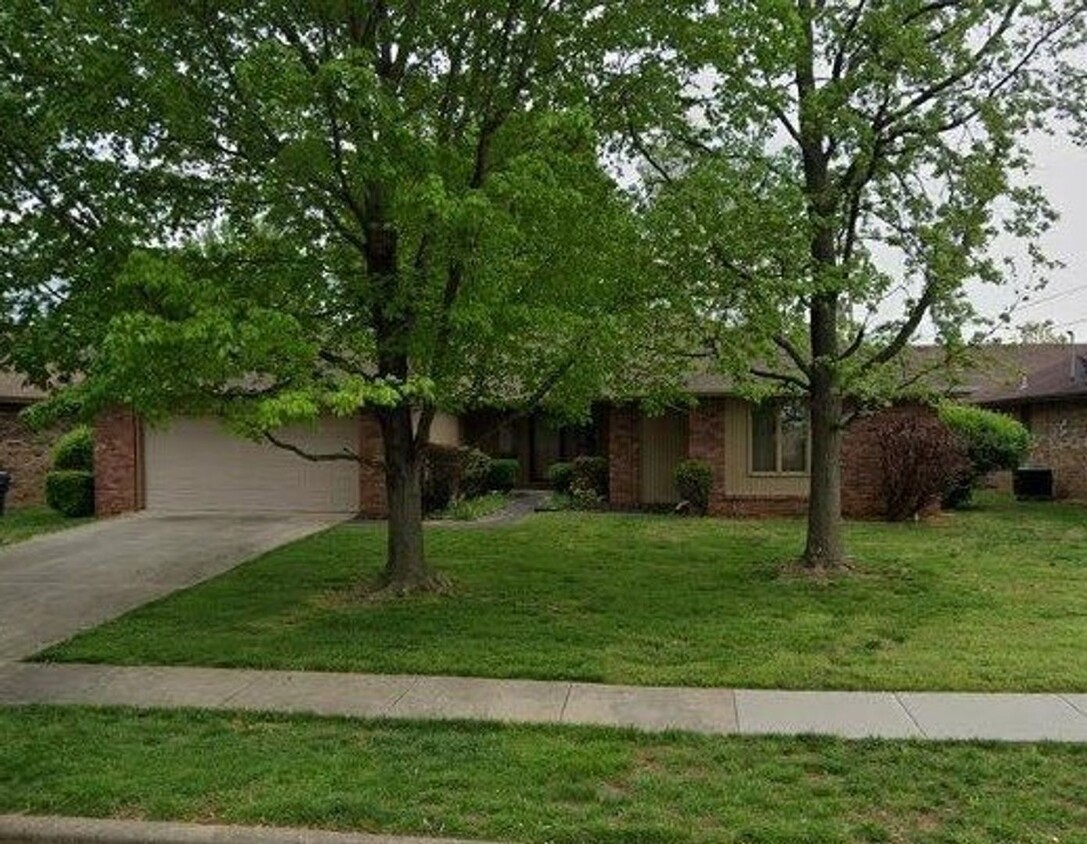 Primary Photo - Great Location & Fabulous Back Yard!