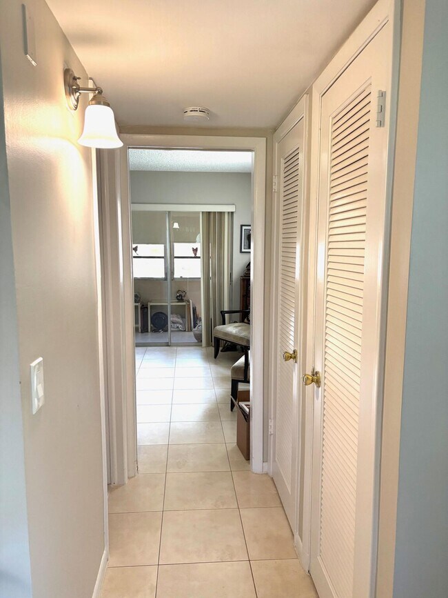 Building Photo - 591 Normandy Ln