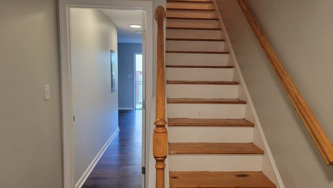 Building Photo - Beautiful 3 Story Townhome Walk to Local P...