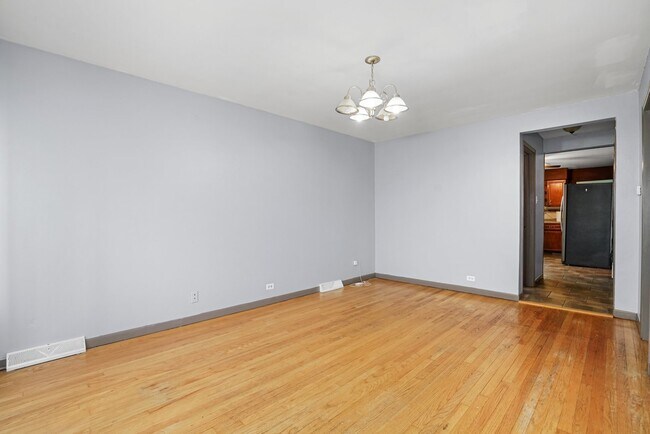 Building Photo - 6323 S La Crosse Ave