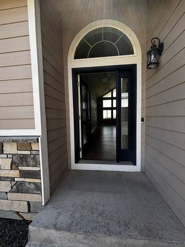 Foto del edificio - Beautiful 6 Bedroom 3 1/2 Bath Home In Whitney Ranch