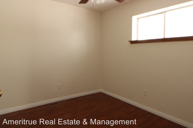 Building Photo - 815 E Rowley Dr