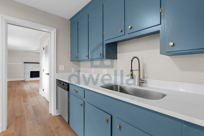Foto del edificio - "Charming 5-Bedroom Oasis with 2 Full Bath...