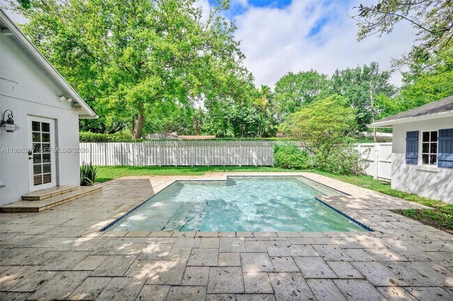 Foto del edificio - 285 NE 105th St