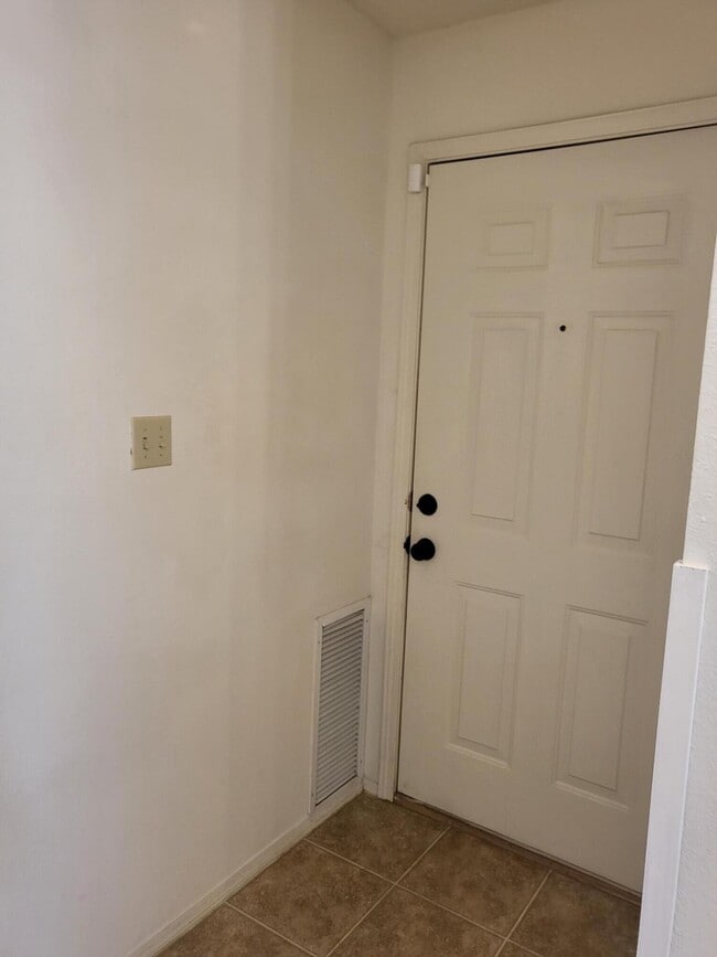Building Photo - 827 Country Club Dr SE