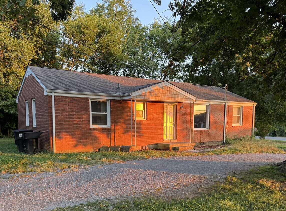 Foto principal - 4 Bedroom 2 Bath Home Available Immediately!