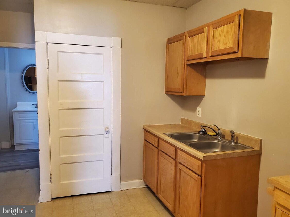 Primary Photo - 216 E Madison St