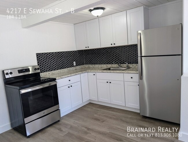 Building Photo - 4217 E Sewaha St