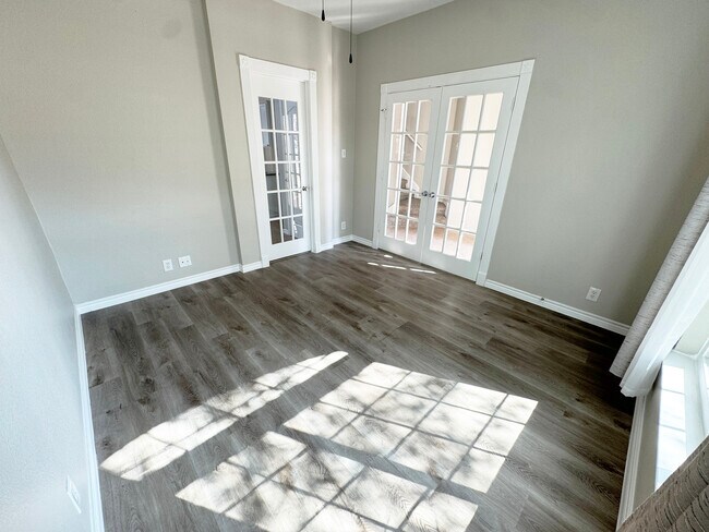 Building Photo - 5042 Cleves St